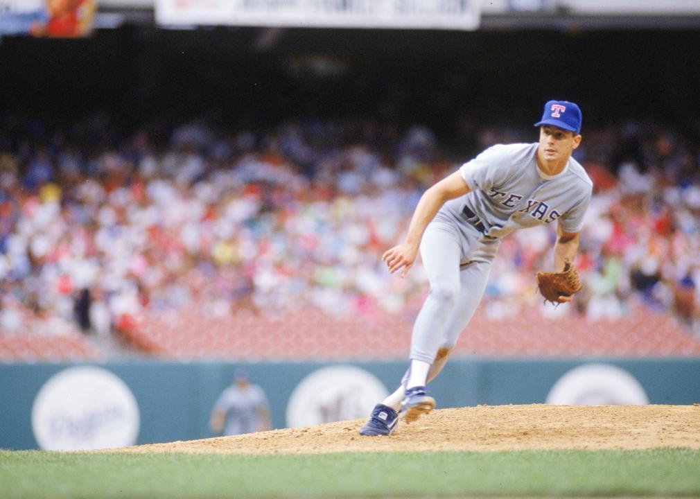 Kevin Brown #41 of the Texas Rangers delivers the ball during a June 1990 game.