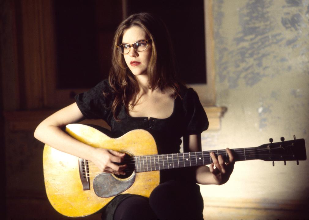 Lisa Loeb playing guitar.