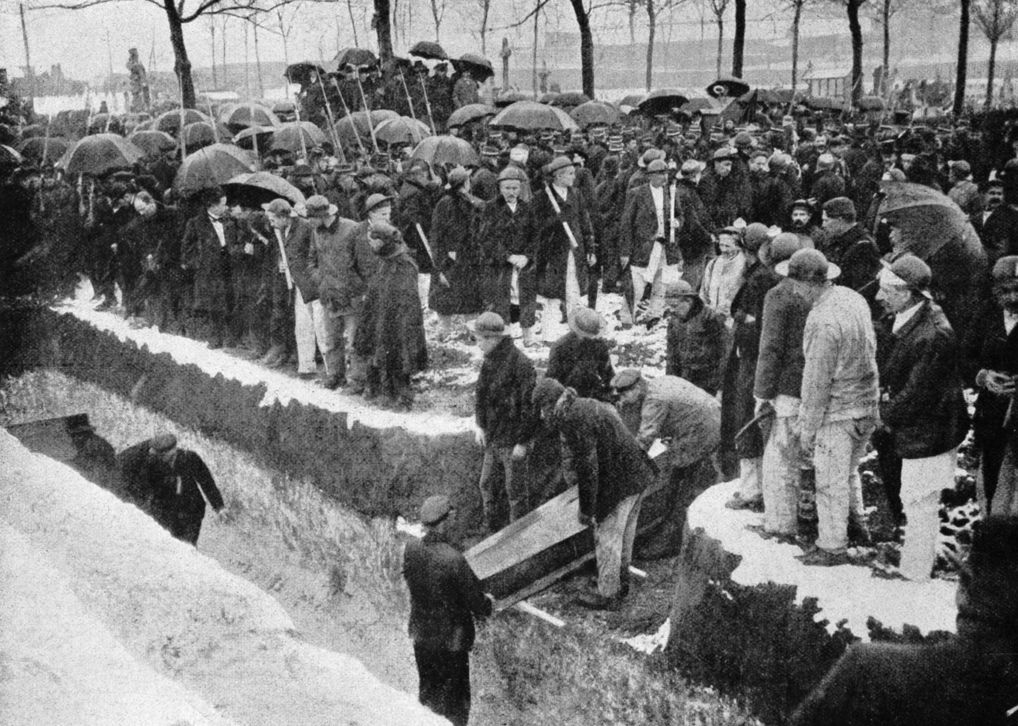 Mining accident in the mine of Courrières, 1906.