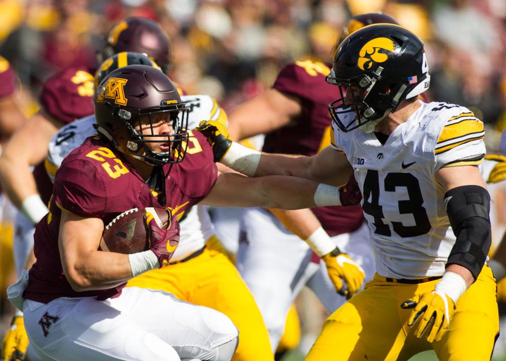  Minnesota Golden Gophers running back Shannon Brooks (23) tries to stiff arm Iowa Hawkeyes linebacker Josey Jewell