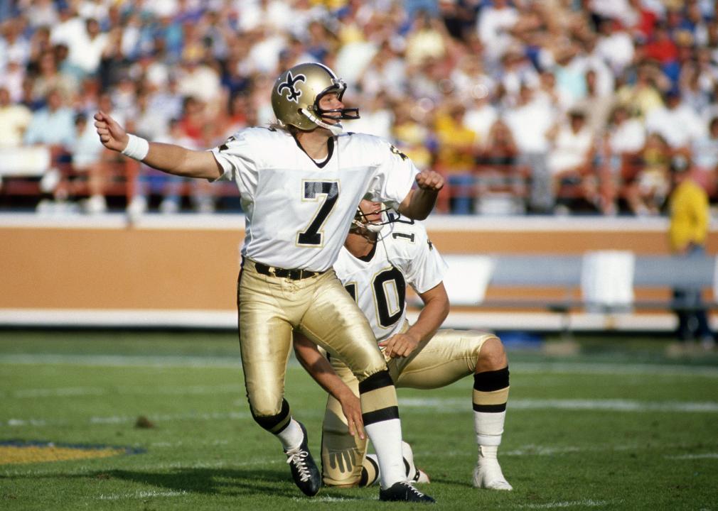 Morten Anderson kicks a field goal