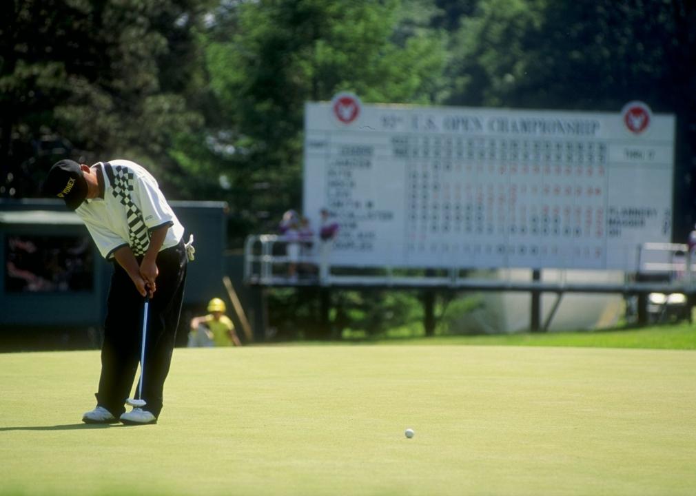 Ted Oh hits a putt shot during the 1993 U.S. Open