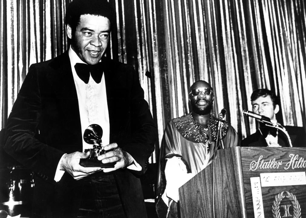 Bill Withers gets presented a Grammy for his hit "Ain't No Sunshine".