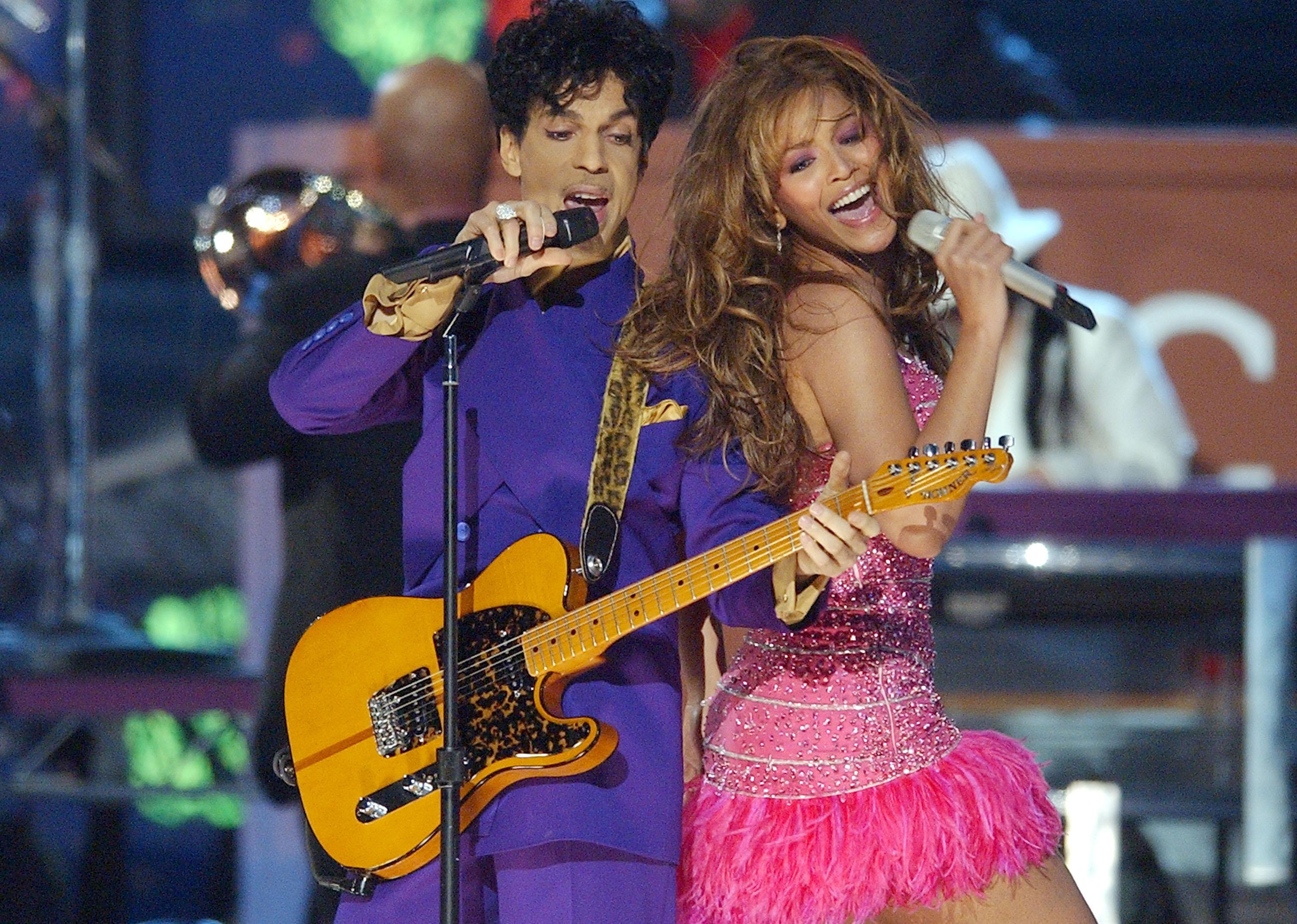 Prince and Beyonce perform onstage.