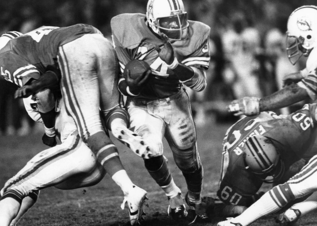 Earl Campbell finds a big hole during the AFC Wildcard Playoff