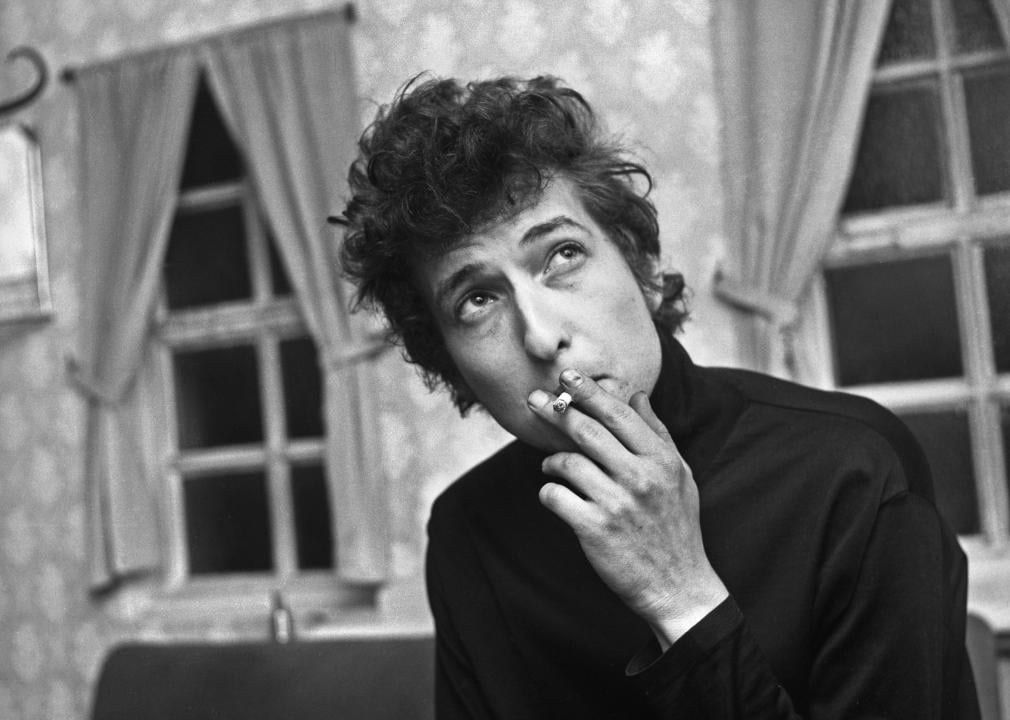 Bob Dylan pictured backstage at De Montfort Hall smoking.