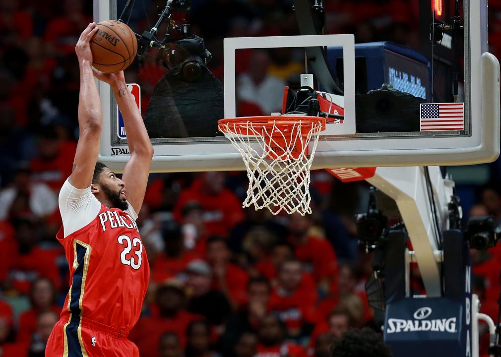 Anthony Davis of the New Orleans Pelicans dunks the ball