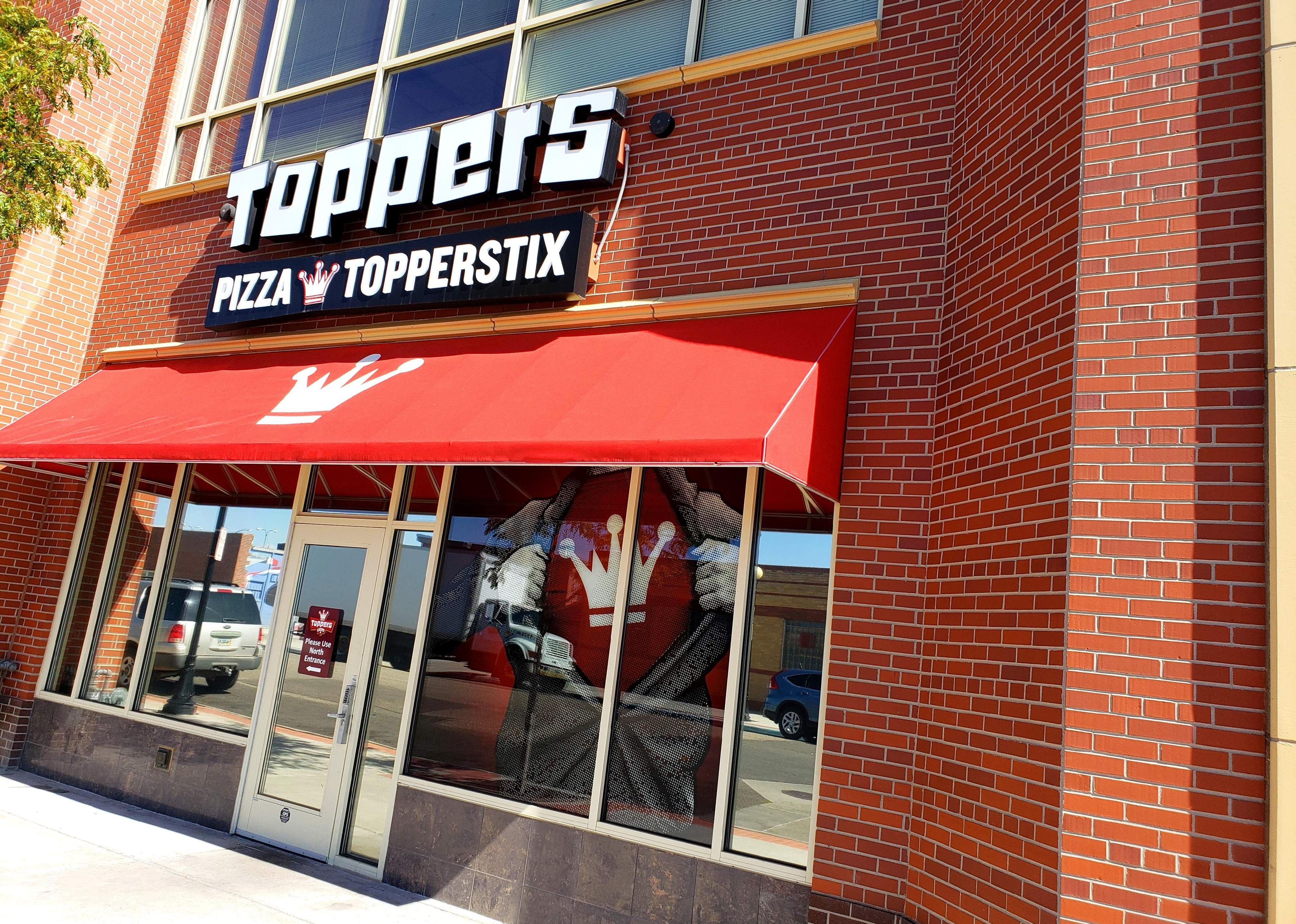 The outside of a brick Toppers Pizza location.