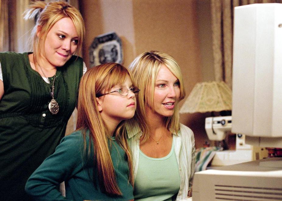 Hilary Duff, Heather Locklear and a little girl looking at a computer.