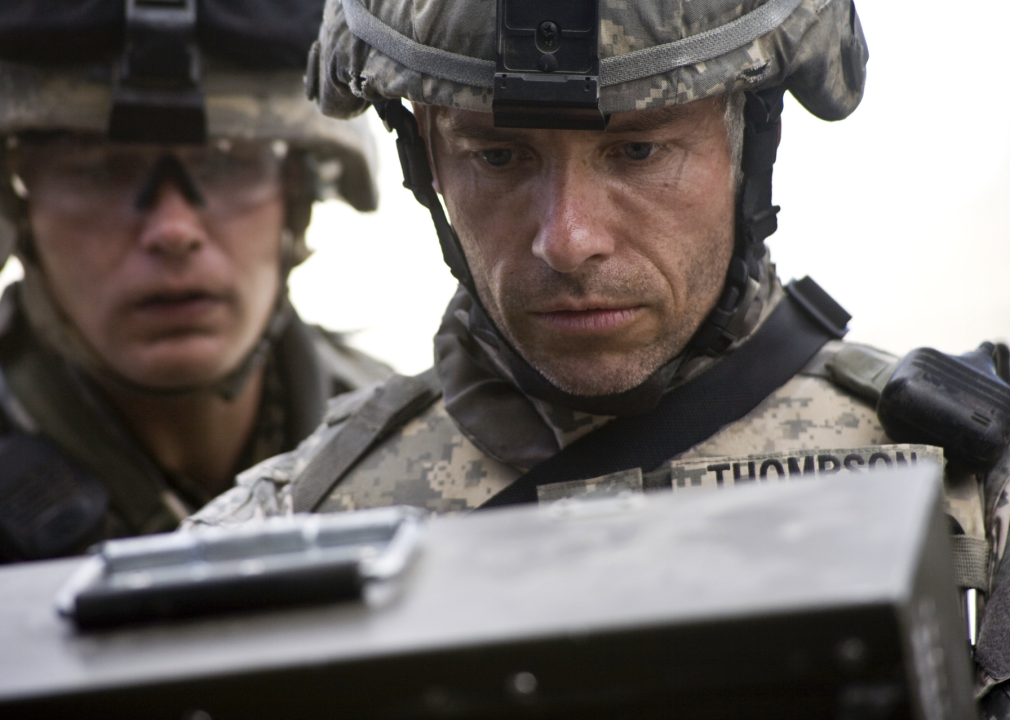 Guy Pearce and Brian Geraghty in The Hurt Locker