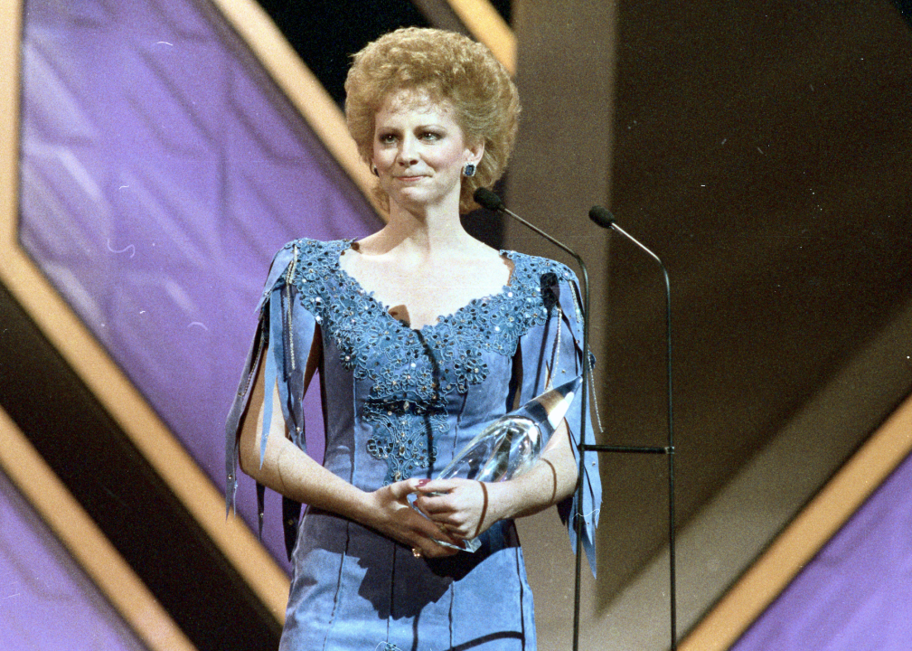 Reba McEntire accepts the award for "Entertainer of the Year" in 1996