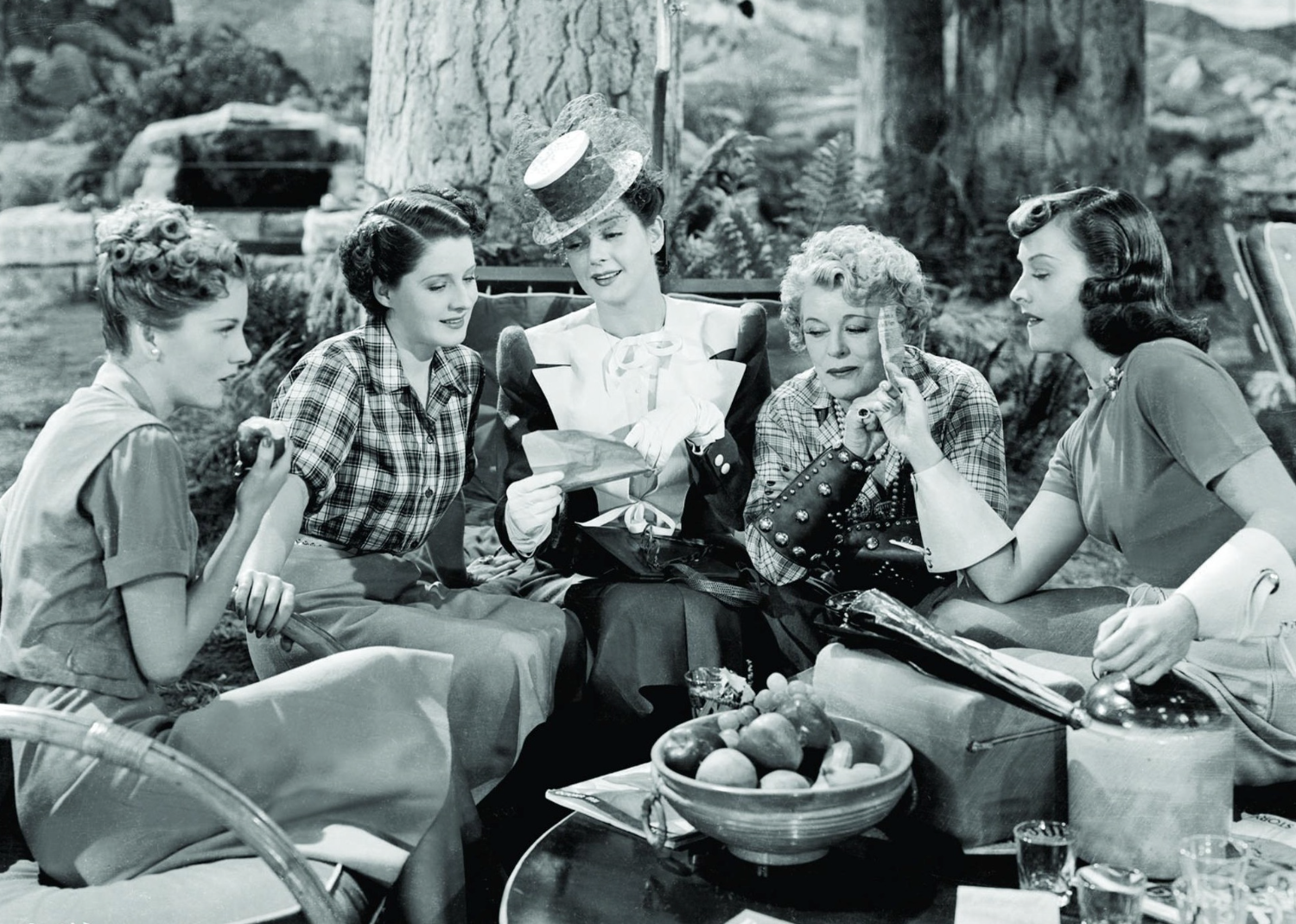 Joan Fontaine, Paulette Goddard, Mary Boland, Rosalind Russell, and Norma Shearer in "The Women"