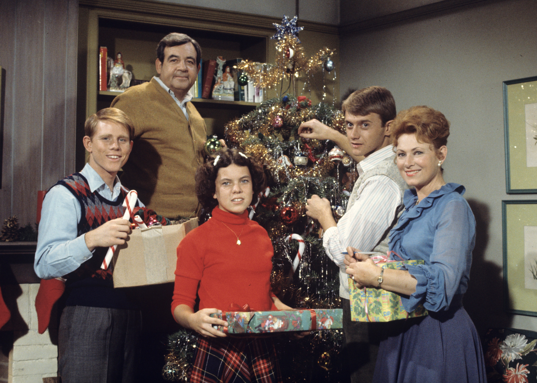 Ron Howard, Marion Ross, Tom Bosley, Erin Moran, and Randolph Roberts in "Happy Days"