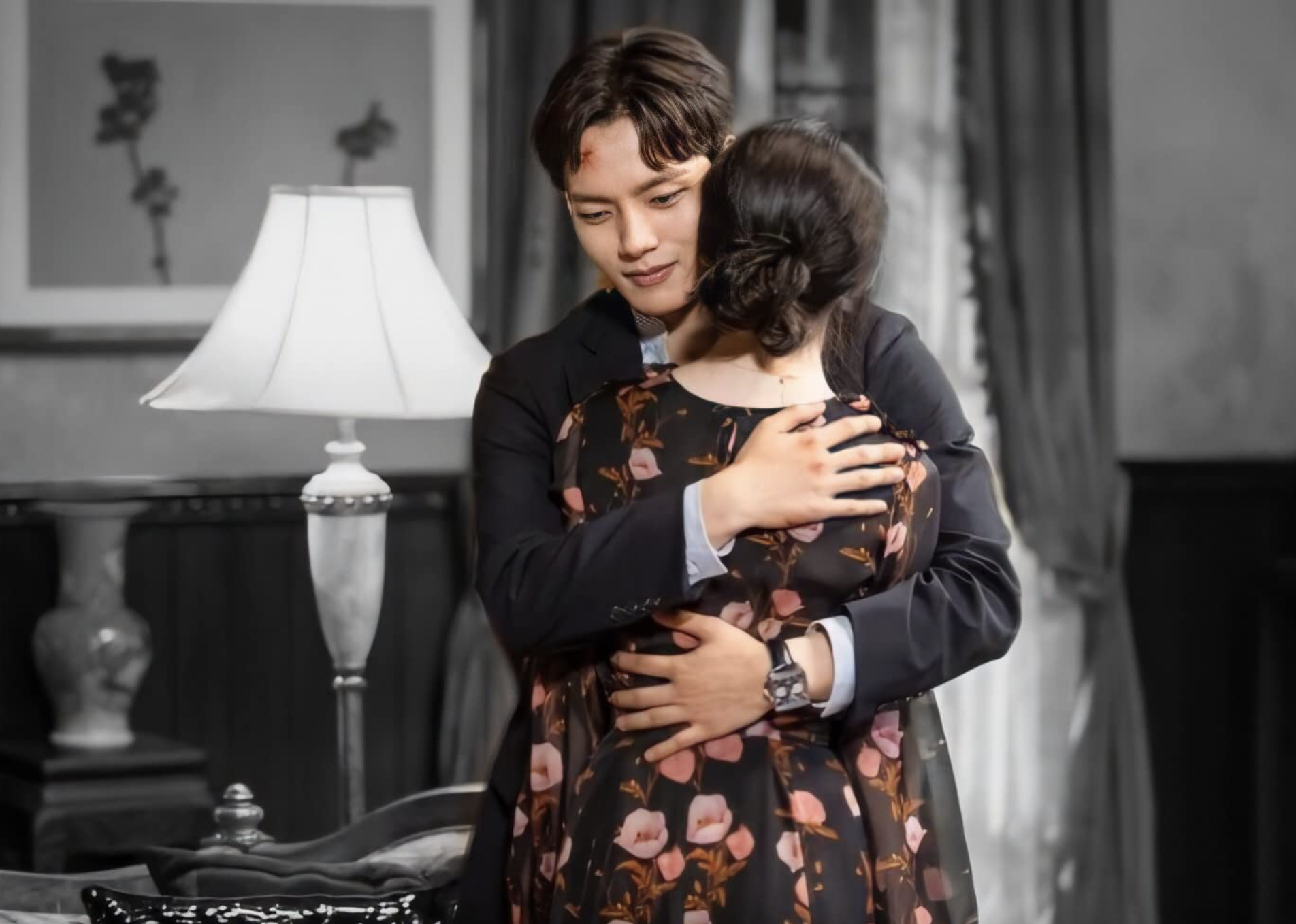 Yeo Jin-gu and Ji-eun Lee in "Hotel Del Luna."