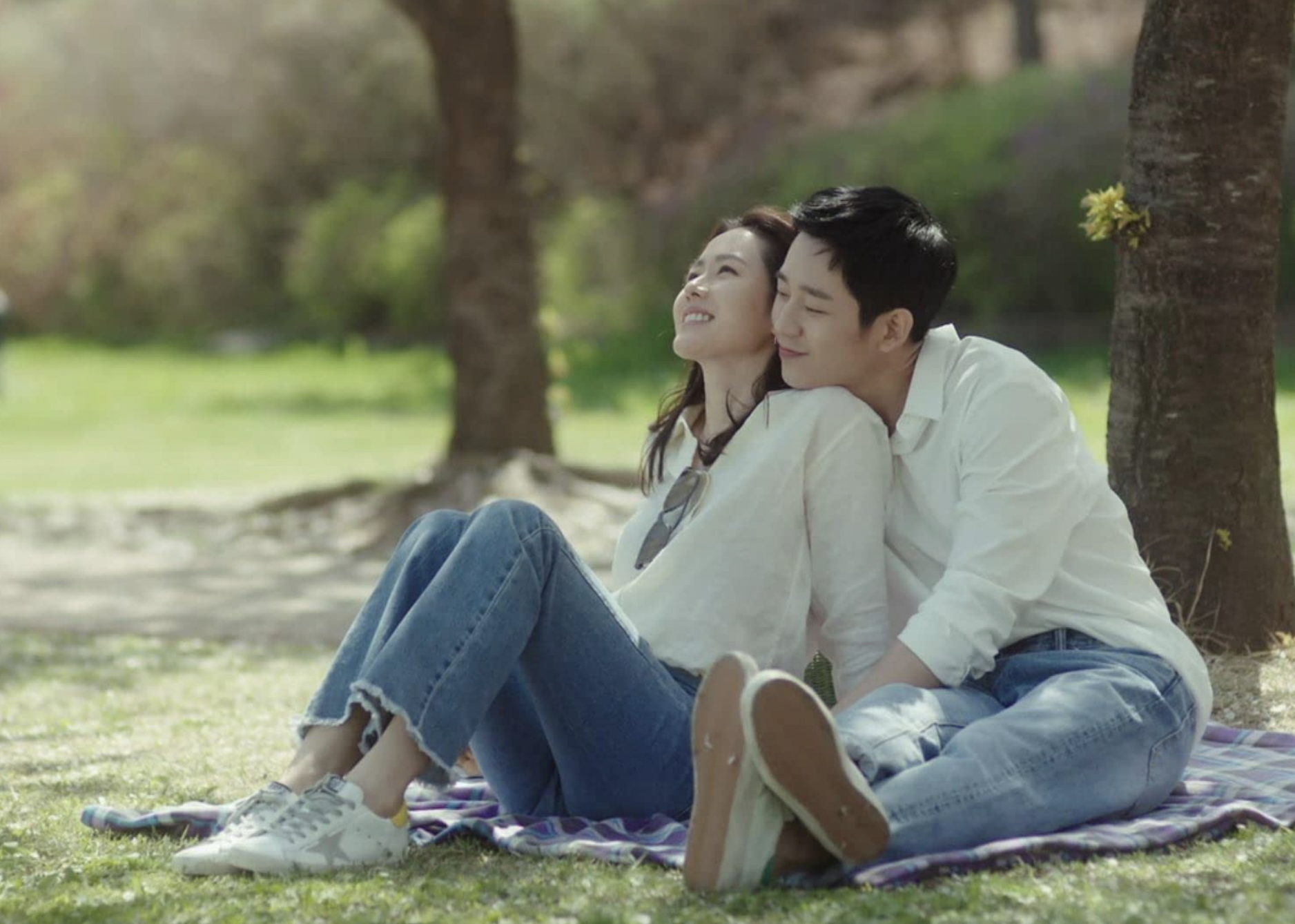 Son Ye-jin and Jung Hae-in in "Something in the Rain."