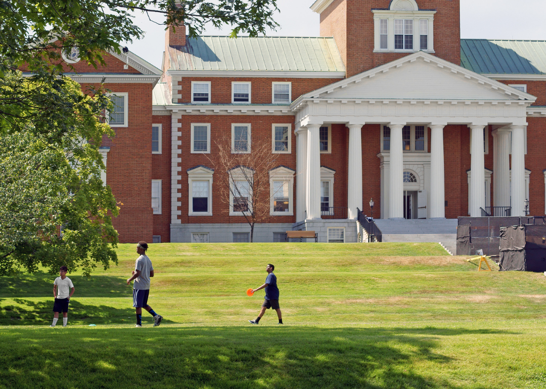Students with frisbee on Colby College Campus.