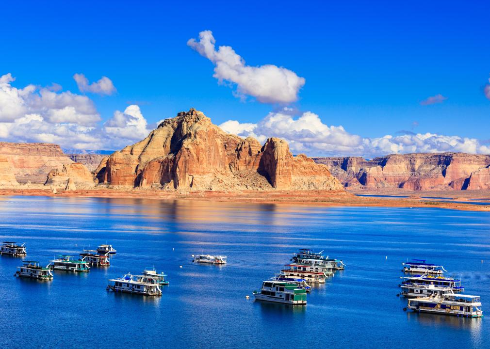 Lake Powell in Utah with houseboats and canyons.