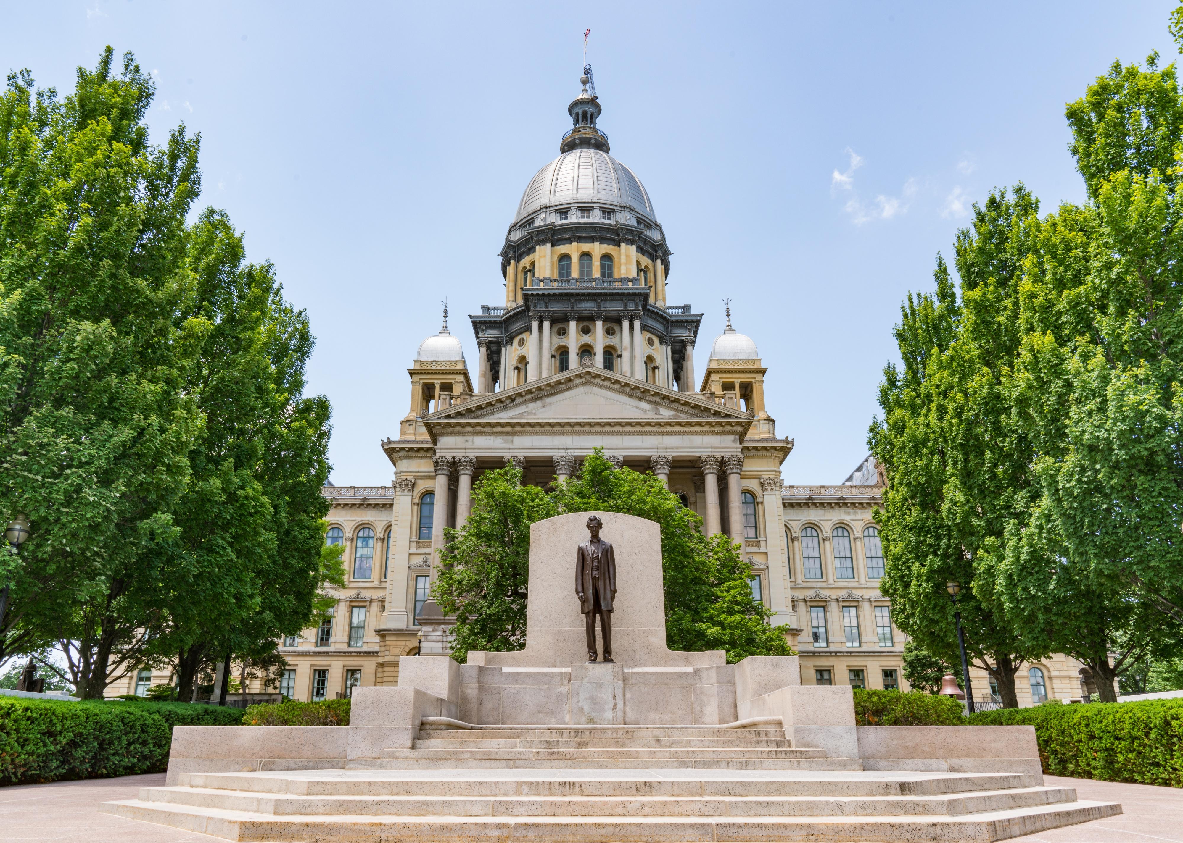 Abraham Lincoln statue in front of the Illinois State Capital Building