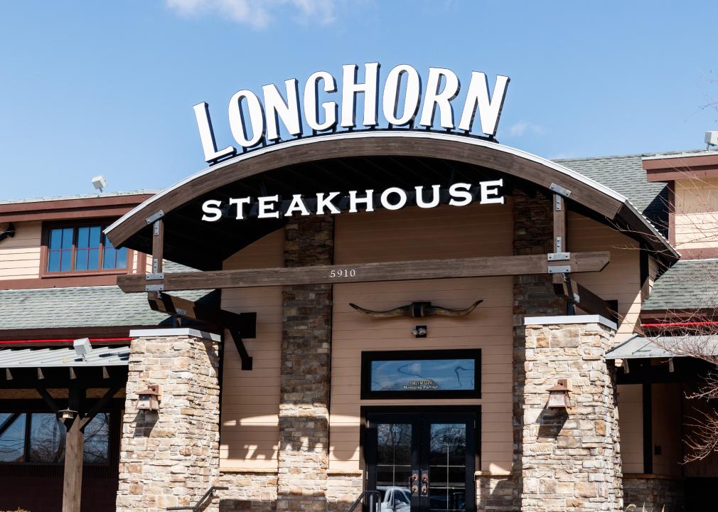 The outside of a LongHorn Steakhouse.