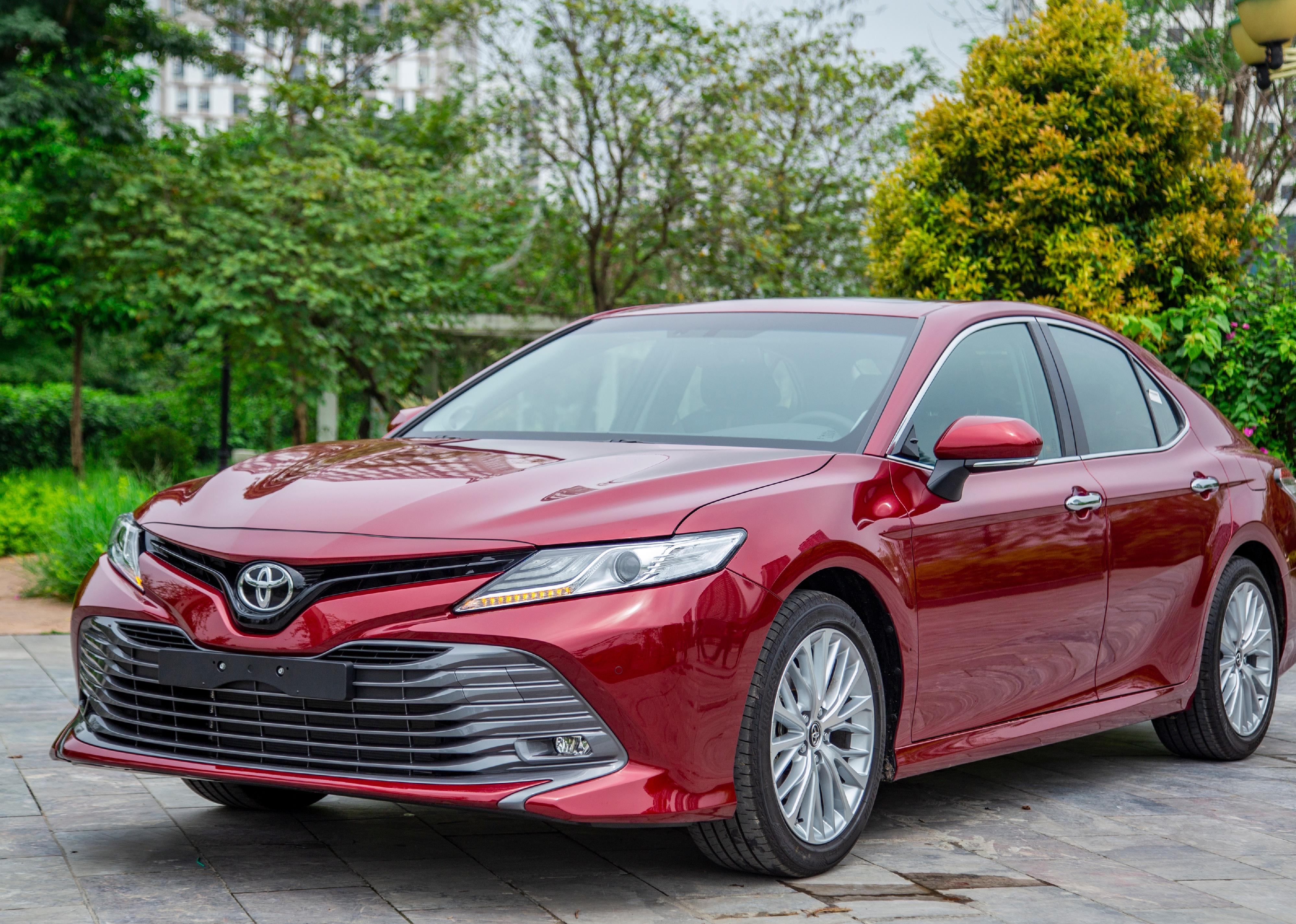 Front view of a red Toyota Camry 2019.