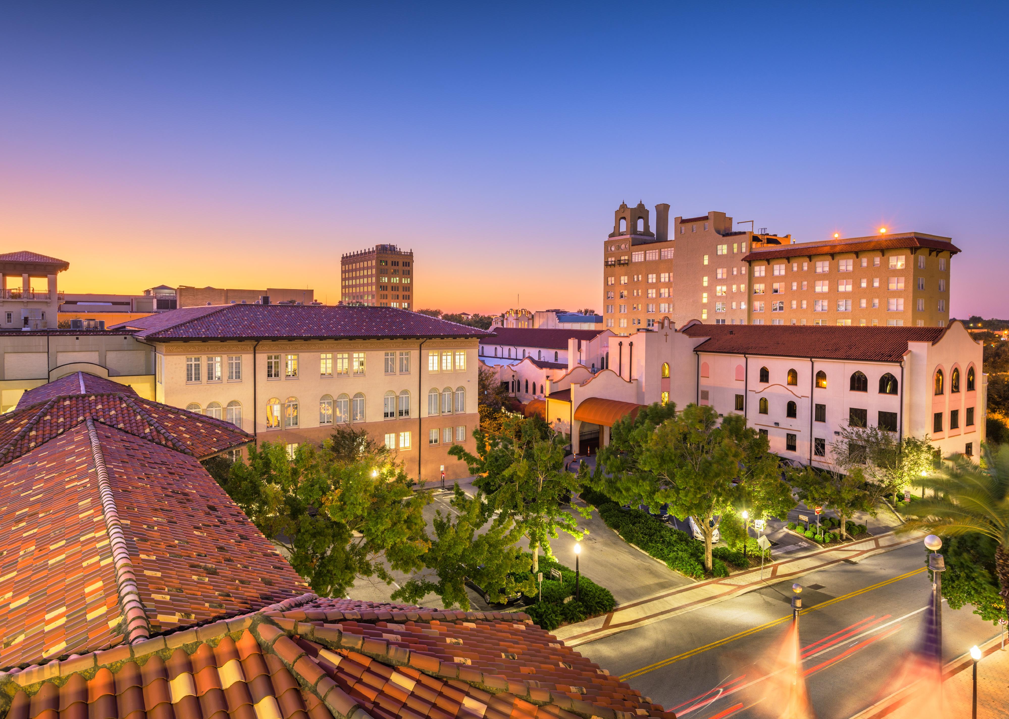 Downtown Lakeland cityscape at city hall during dusk.