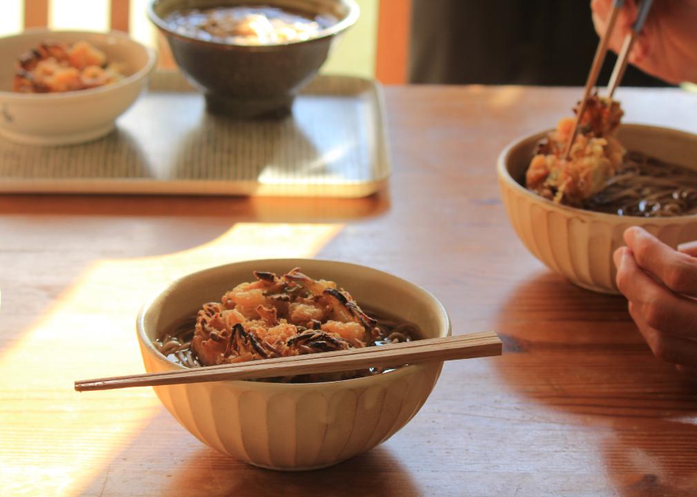 Tables and bowls of toshikoshi-soba.