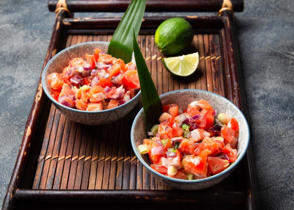 Salmon with tomatoes, onion and lemon.