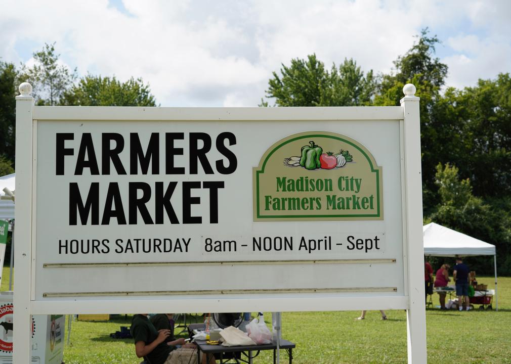 Sign advertising a local farmers market.