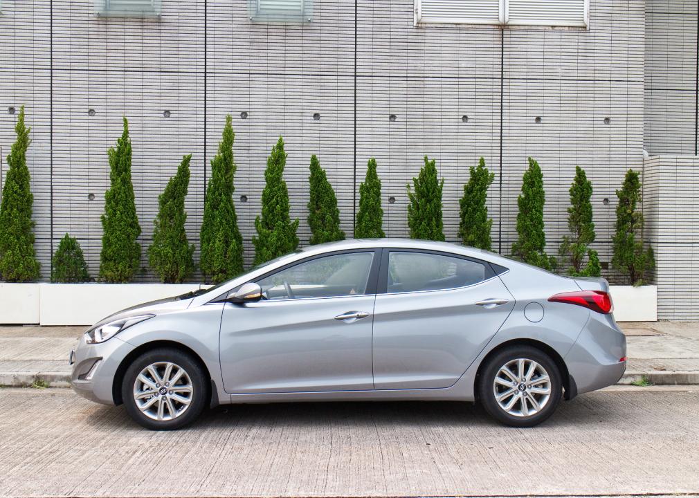Hyundai Elantra 2014 parked next to a building.