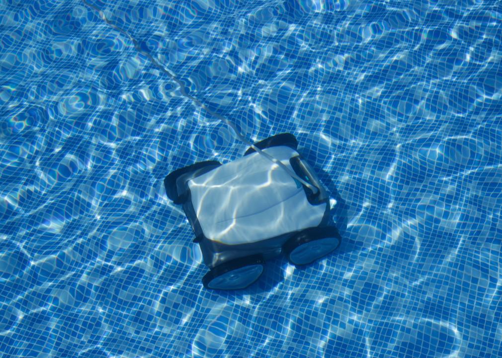 Pool vacuum cleaner underwater