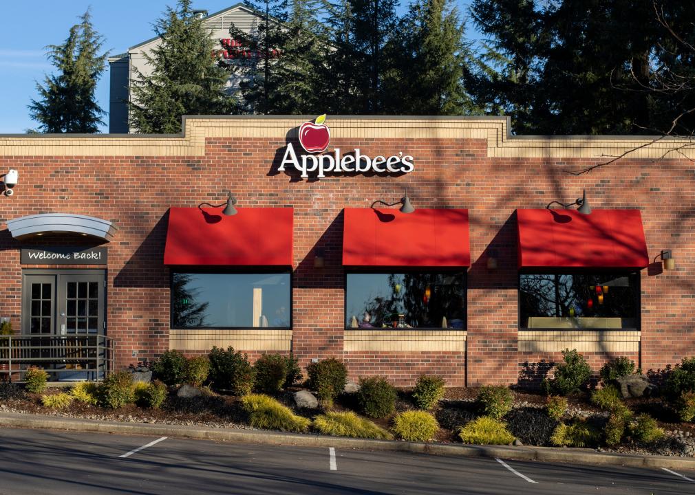 Front view of an Applebeeâs restaurant in Lake Oswego.