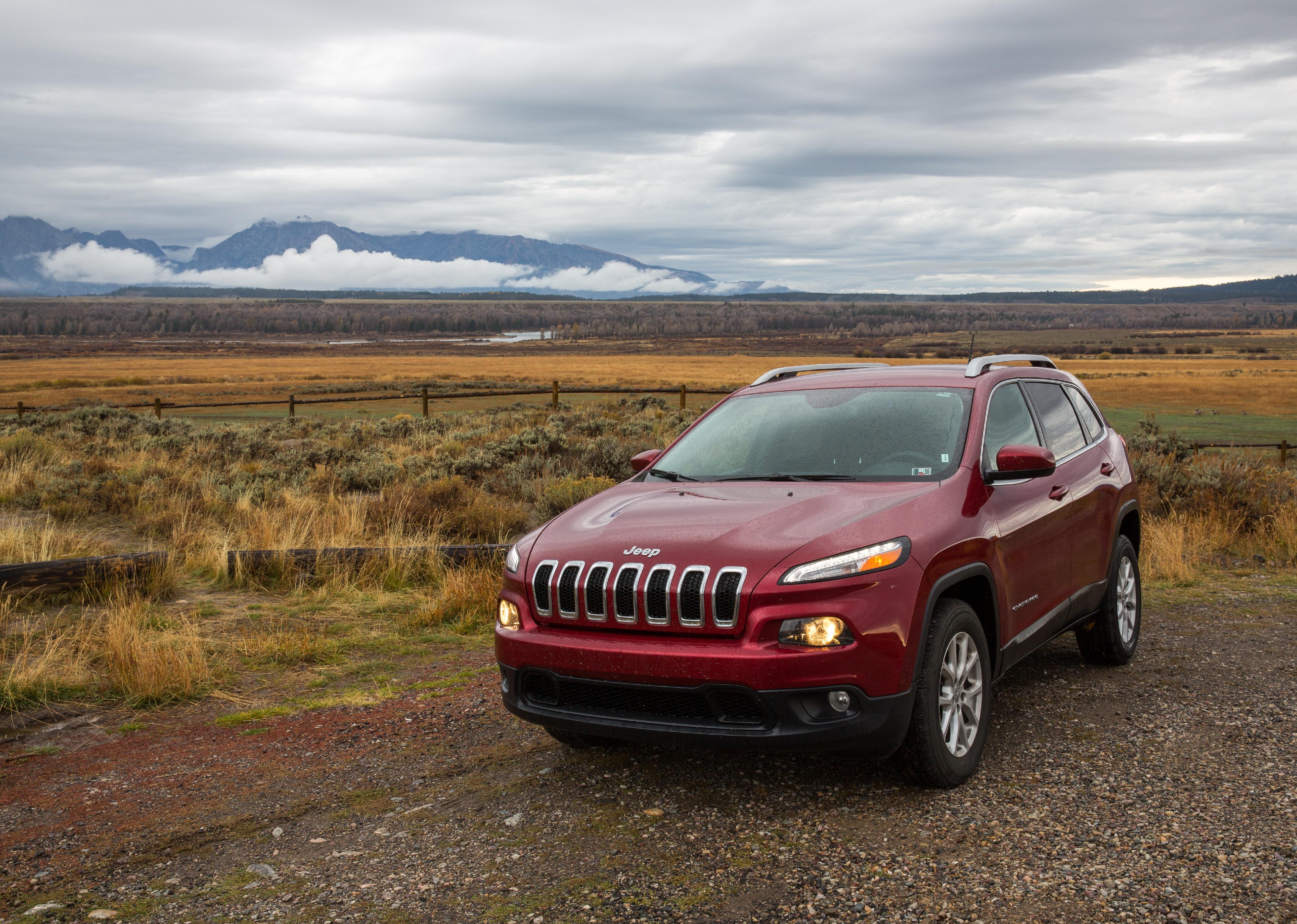 View of a red 2015 Jeep Cherokee outside.