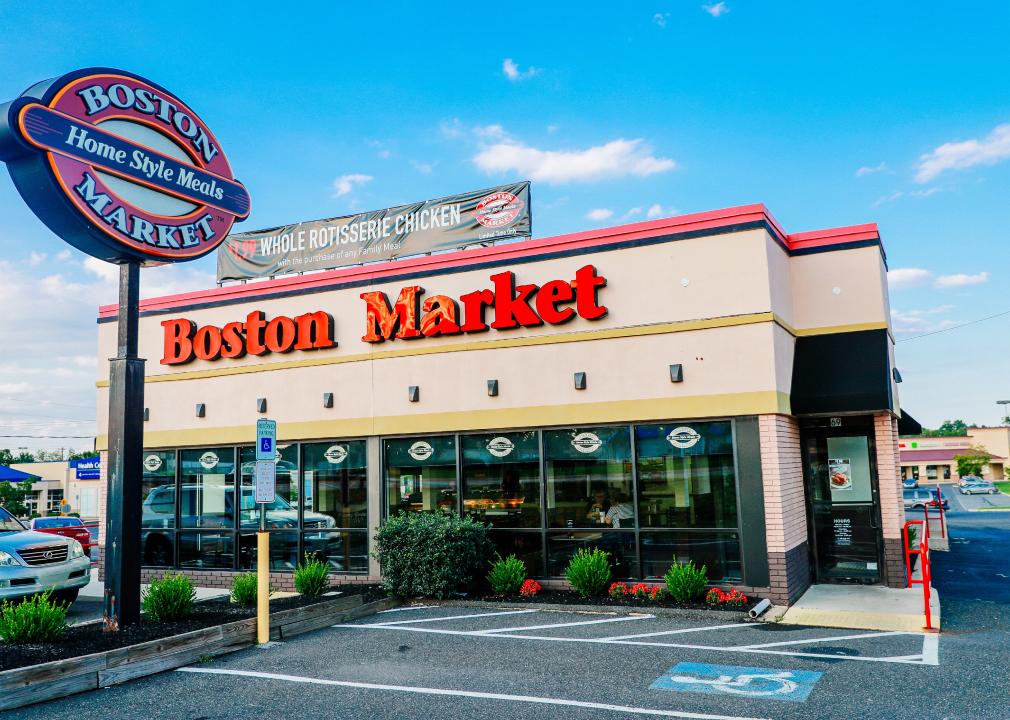 A Boston Market as seen from the parking lot.