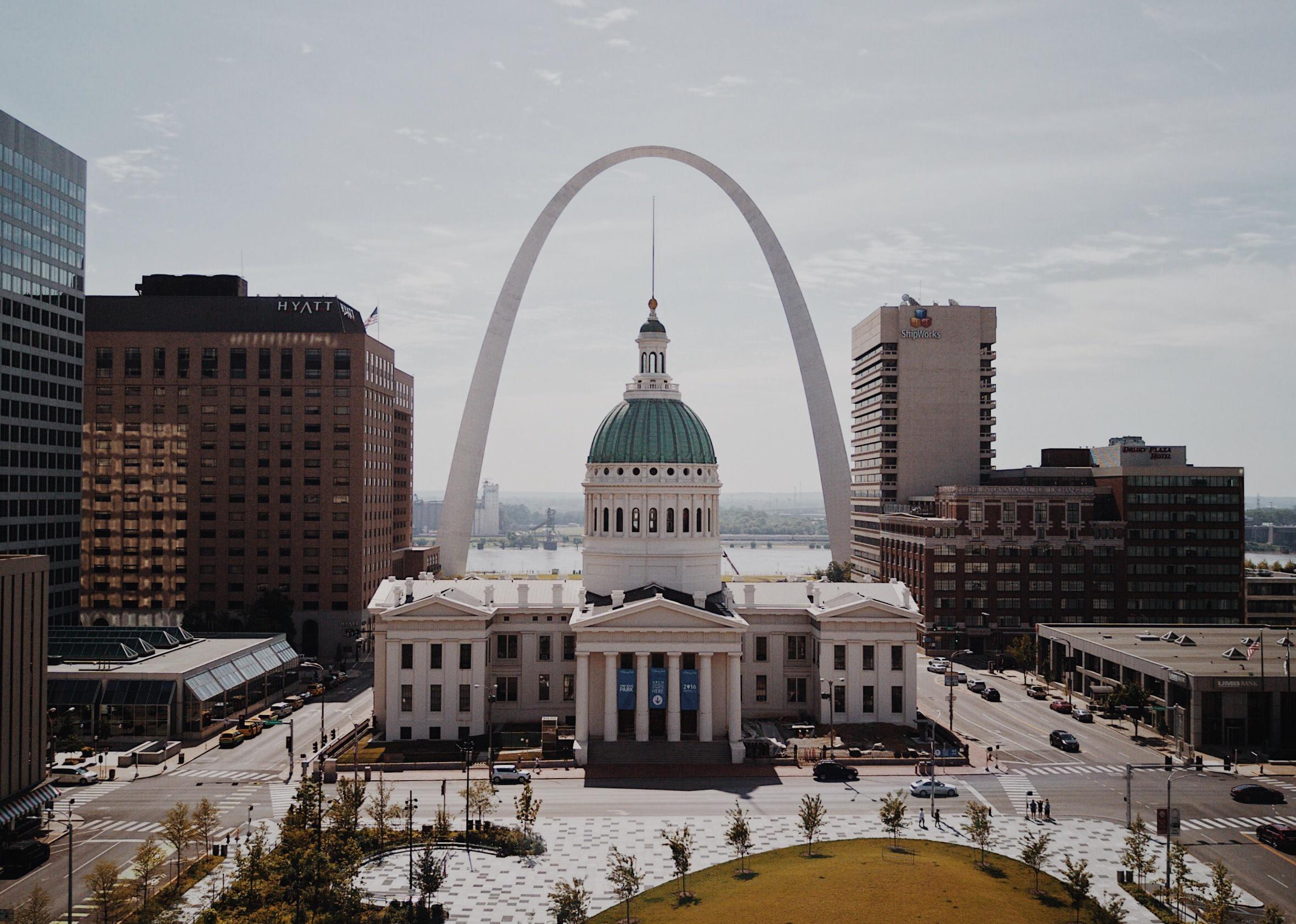 Aerial view of the Old Courthouse and Gateway Arch in St. Louis.