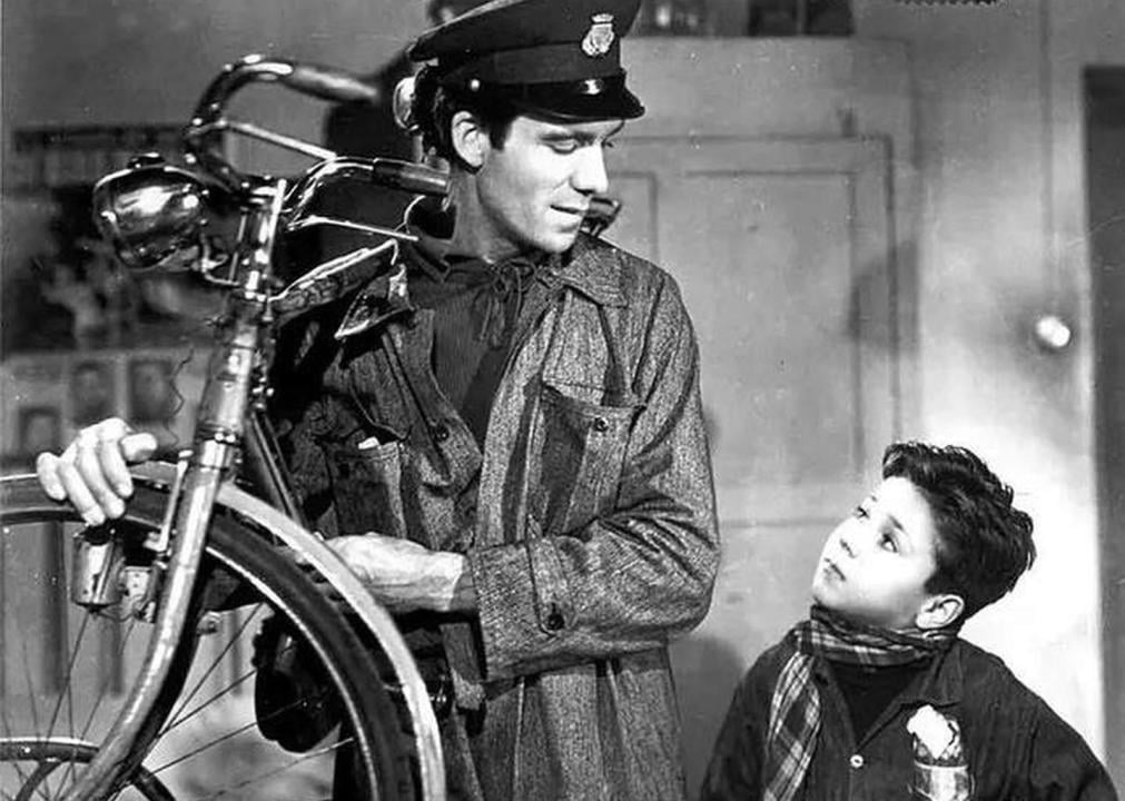 Lamberto Maggiorani and Enzo Staiola in a scene from ‘Bicycle Thieves’
