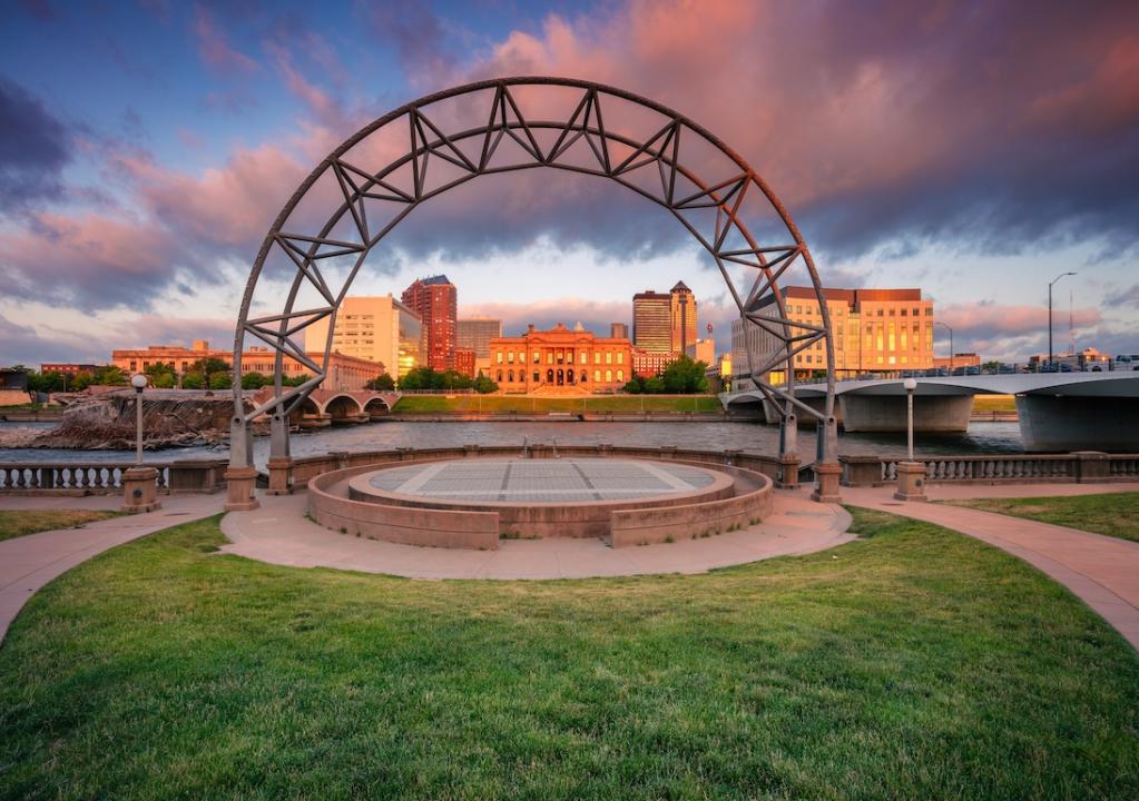 Cityscape image of Des Moines, Iowa, skyline.