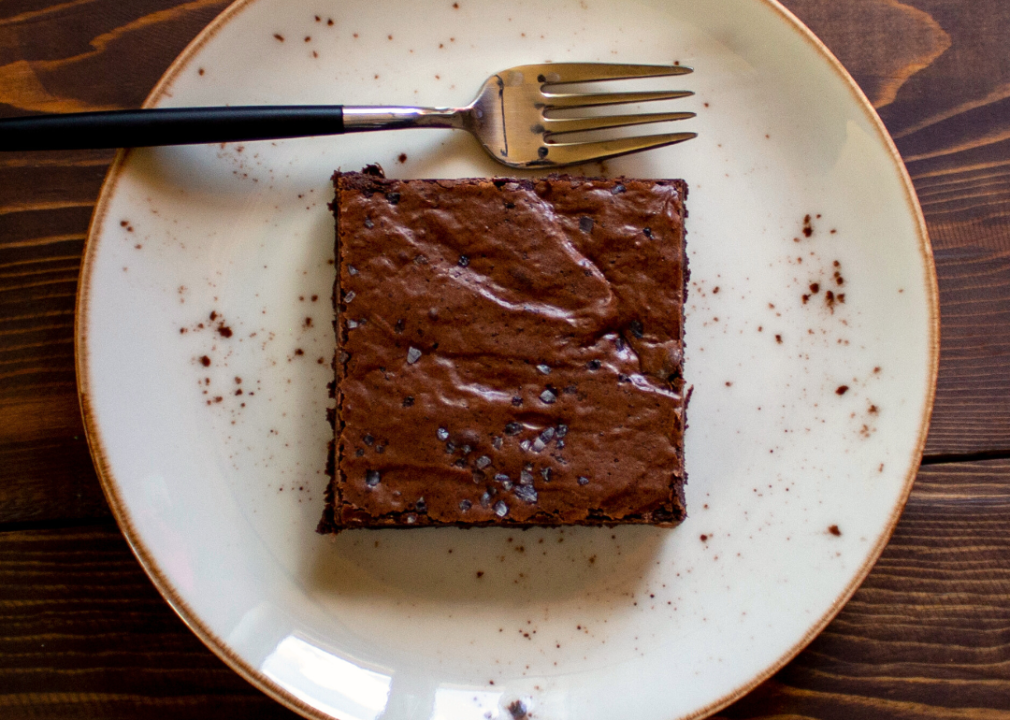 A brownie on a plate.