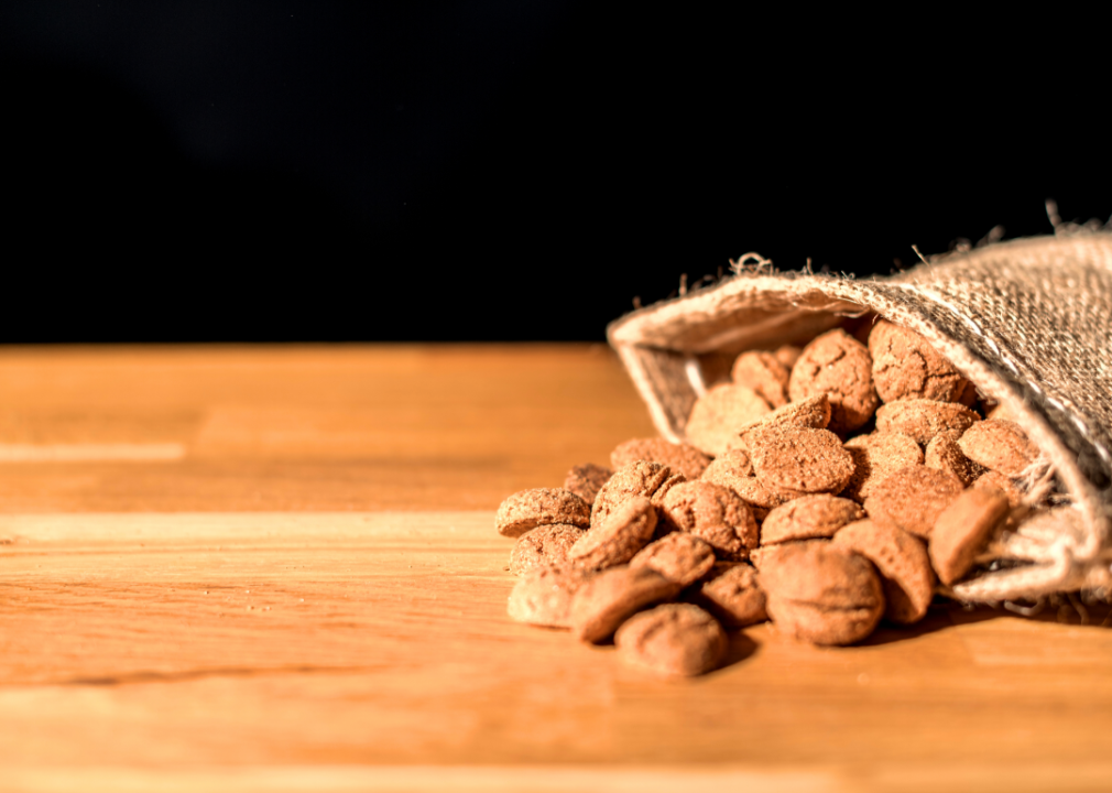 Peppernuts in a jute bag.