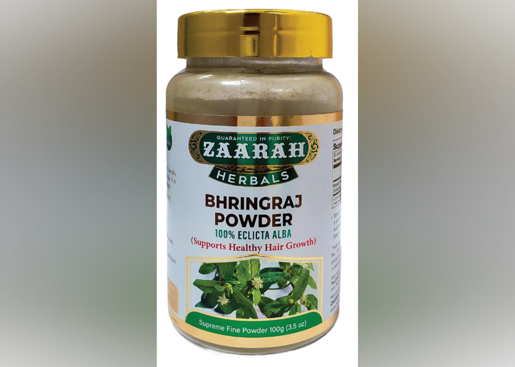 A bottle of Zaarah Herbals Bhringraj powder.