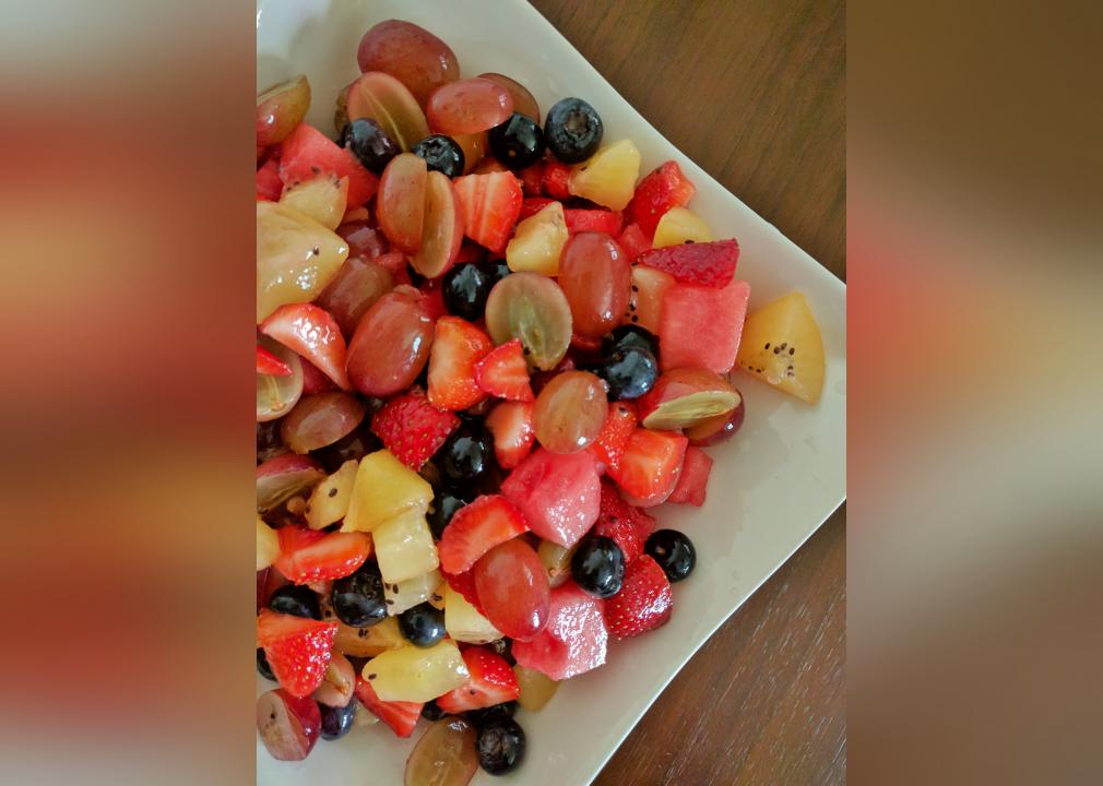 Follow @kalejunkie for more! ULTIMATE FRUIT SALAD! Fruit salads are my  favorite for any bbq—but THIS fruit salad is the best. For one, we don't  have any bananas in here, which—in my