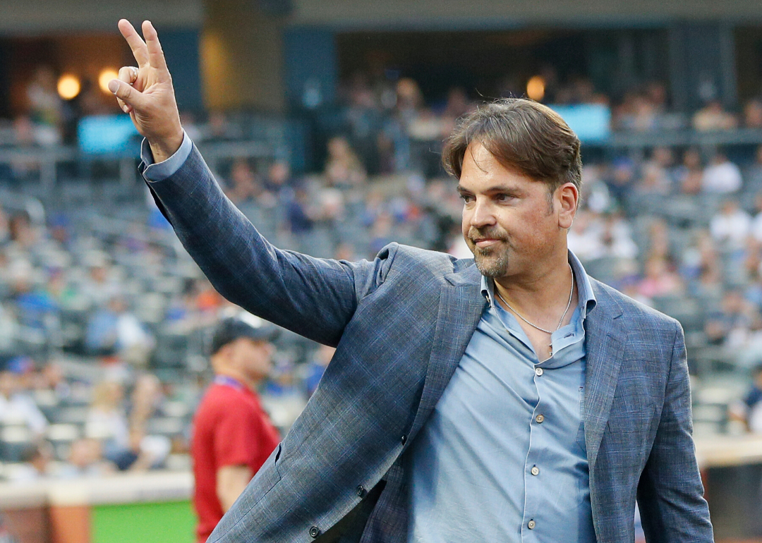 Mike Piazza gives the peace sign to the crowd.