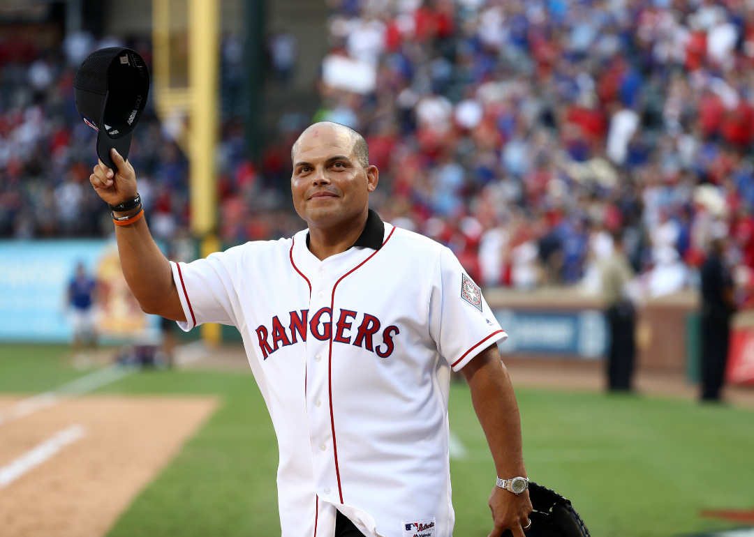 Ivan Rodriguez takes off his cap and salutes the crowd.