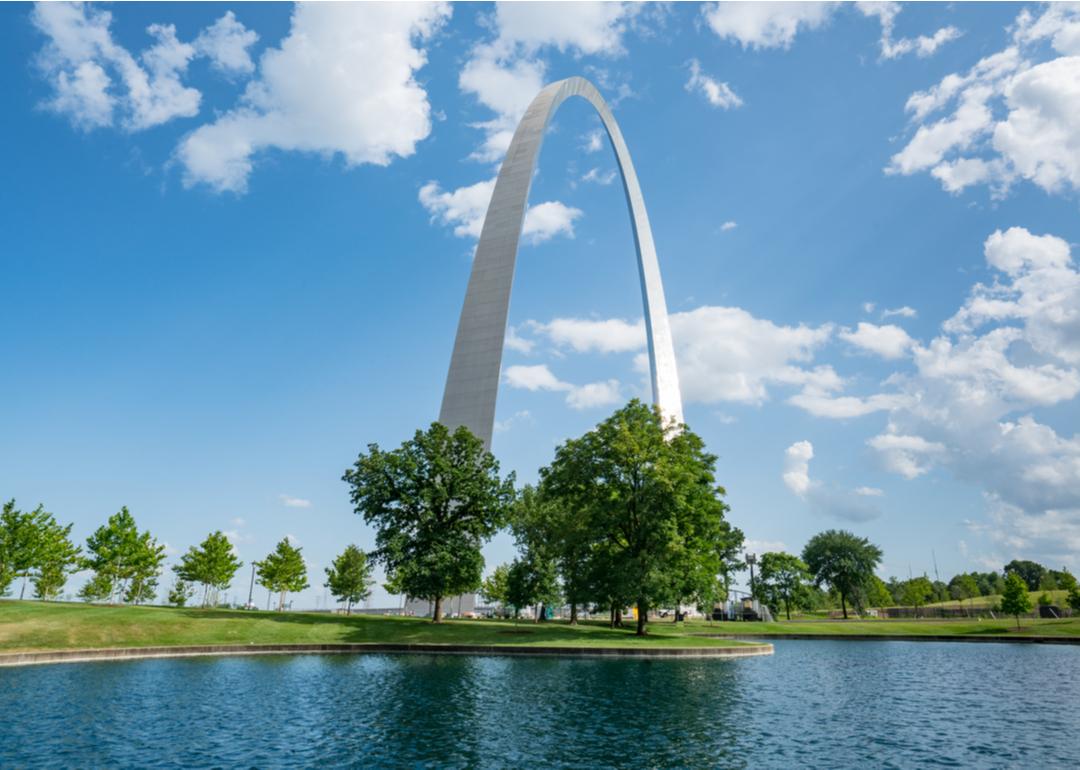 The St. Louis Gateway Arch on a sunny day.