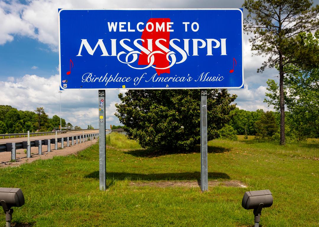 A Welcome to Mississippi state road sign.