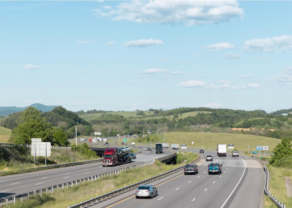 Cars driving on Interstate 77/81 in southwest Virgina