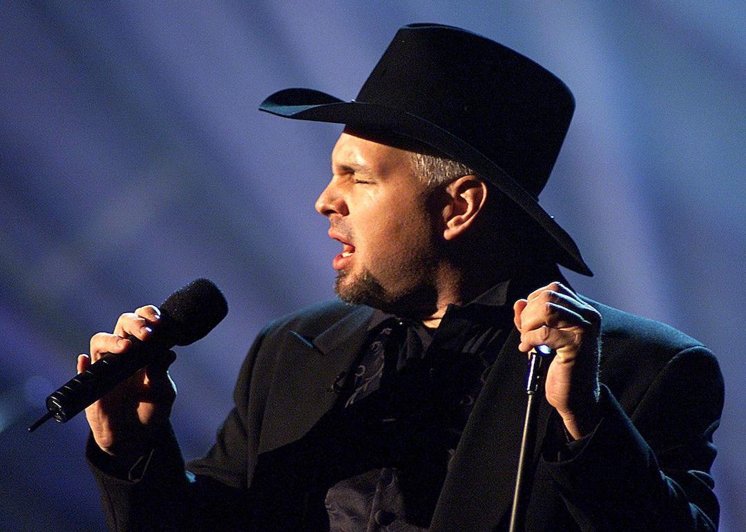 Country music artist Garth Brooks sings during the 27th Annual People's Choice Awards.
