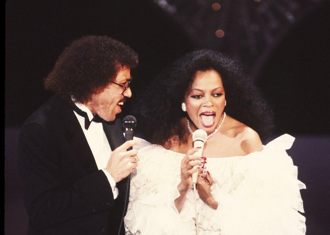 Singers Lionel Ritchie and Diana Ross perform their hit 'Endless Love' in 1987 in Los Angeles, California.