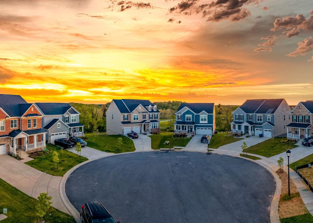 Homes surround cul de sac in US suburbs at dusk.