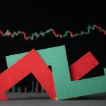 Red and green arrows going sideways depicting stock market uncertainty.