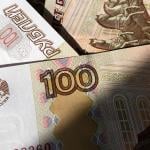 A close up on a 100-Russian Ruble banknote.